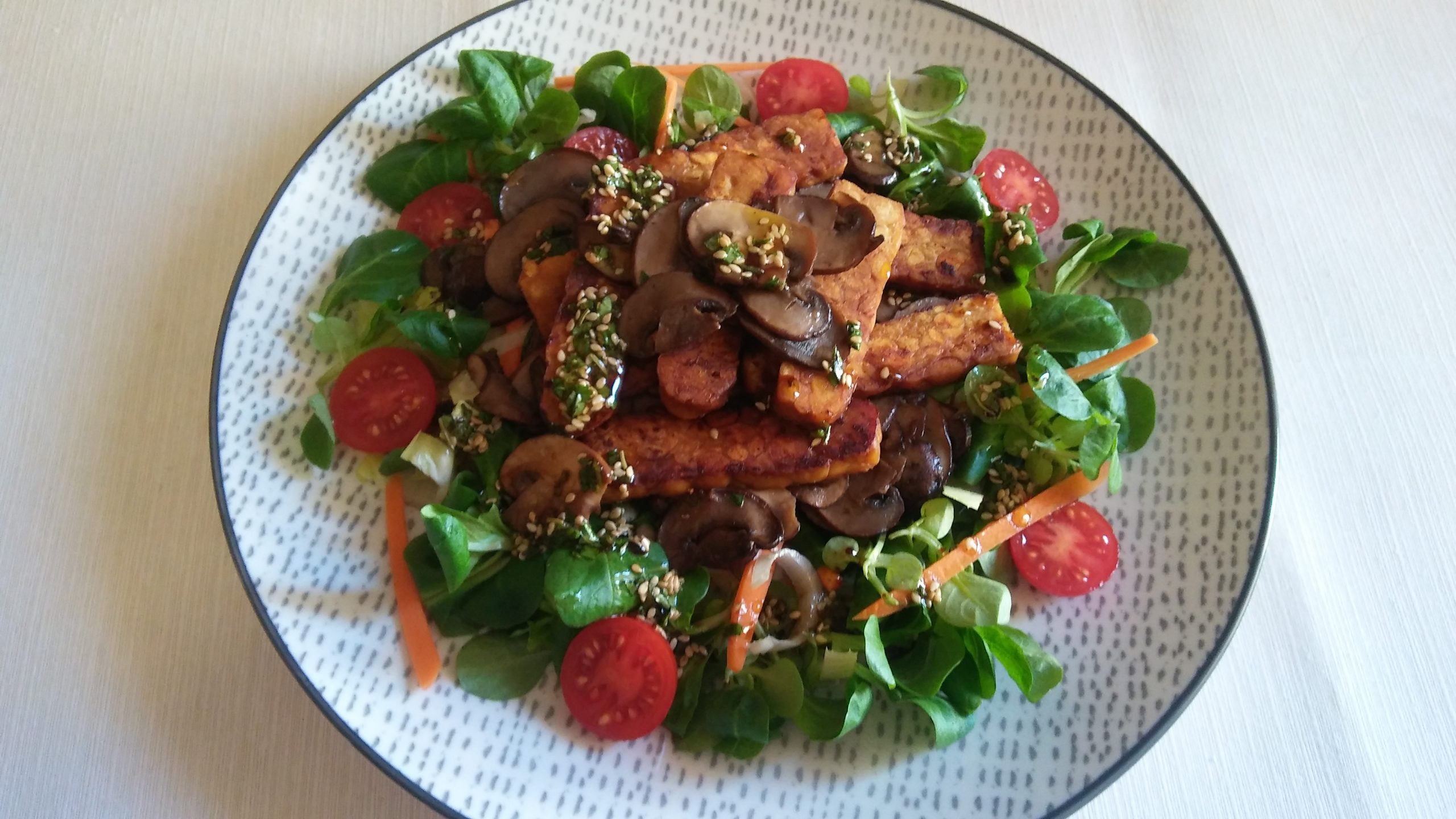 ENSALADA TIBIA DE TEMPEH CON PORTOBELLOS - Ajo y Comino